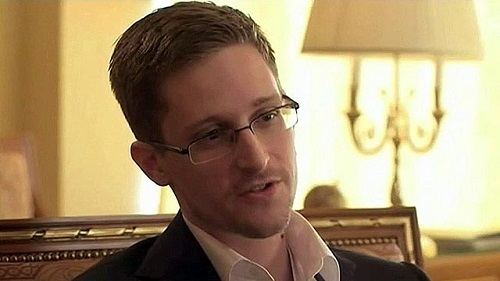 Эдвард Сноуден назвал себя профессиональным разведчиком.